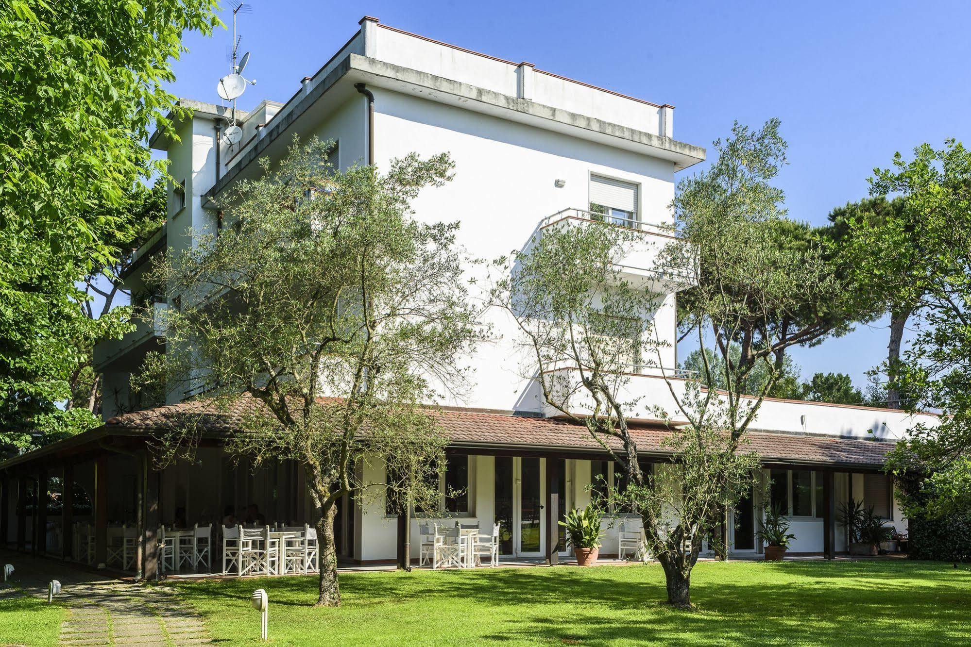 Hotel La Bussola Марина-ді-Масса Екстер'єр фото